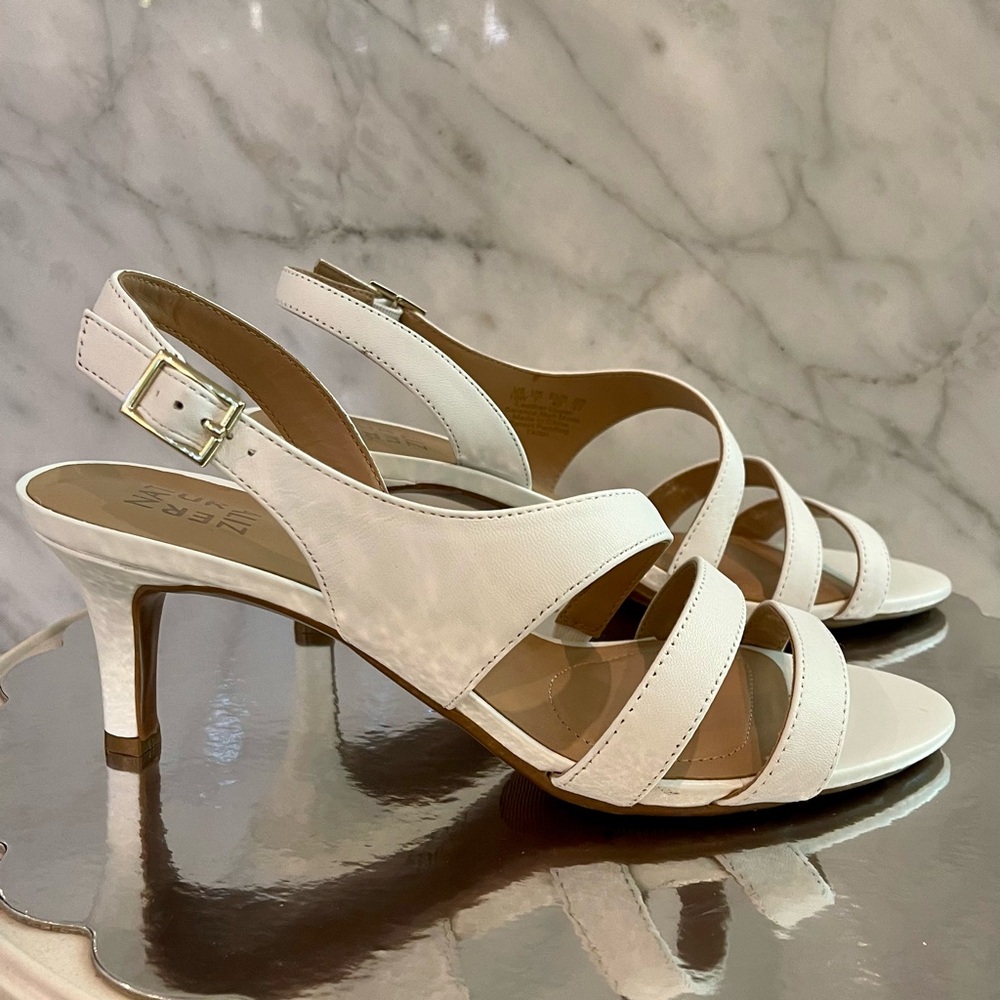 NWOT - Naturalizer TAIMI White Strappy Sandals with Low Heels Size 10 W - Picture 3 of 7